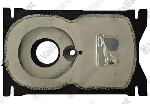 Vaillant Brennerflansch mit ovaler Öffnung in der Mitte, umgeben von Dichtmaterial; zusätzliches Zubehör in transparentem Beutel.
